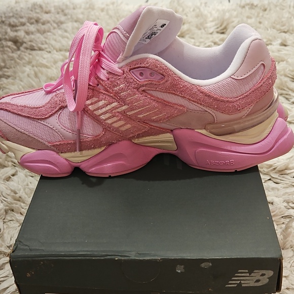 New Balance 9060 Cherry Blossom Colorway. - Picture 4 of 11